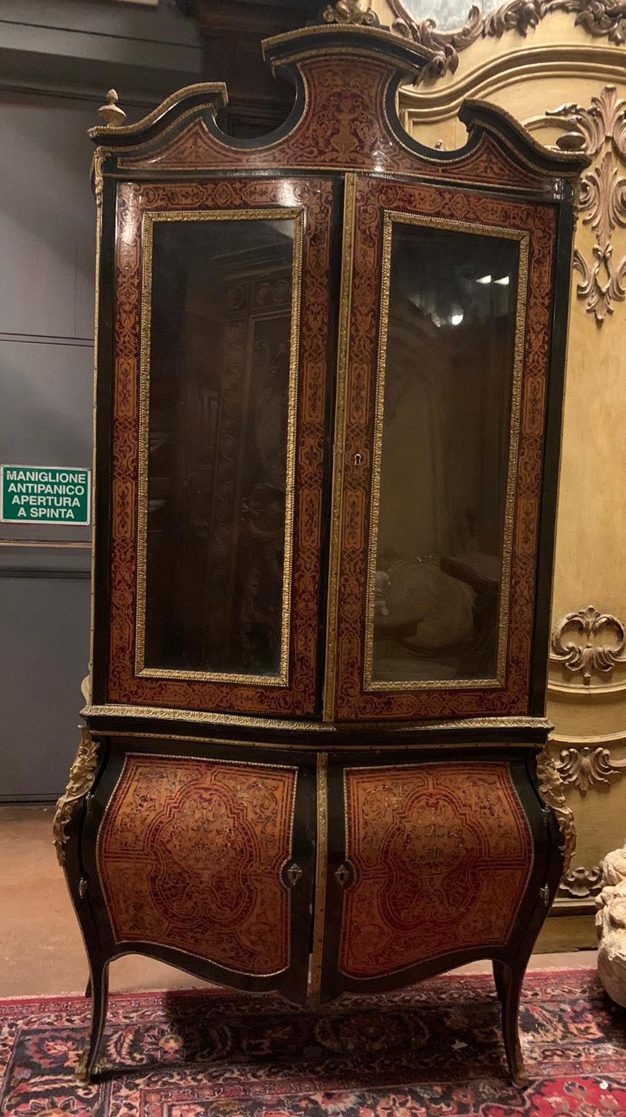 arm120 - 1940s lacquered and gilded cabinet, measures cm W 105 x H 205 x D 40